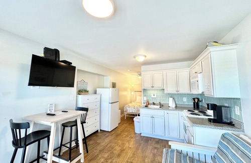 Atlantic Beach Apartment | Seaside Escape Pool Kitchen Direct Beach Access