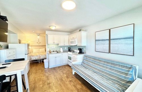 Atlantic Beach Apartment | Seaside Escape Pool Kitchen Direct Beach Access
