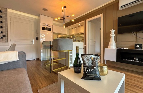 Cannes La Bocca Apartment | Seaside getaway : private pool and few steps from the Beach