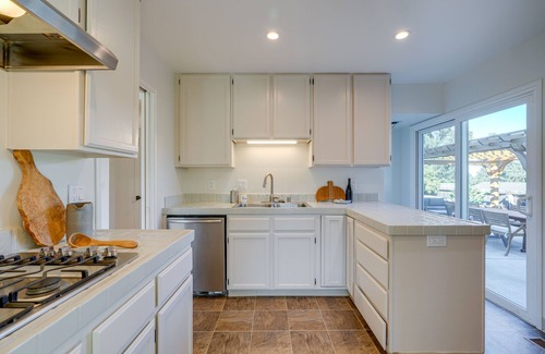 Mescal Corridor NW House | Seaside Home w/Hot Tub & Patio: Close to Beaches!
