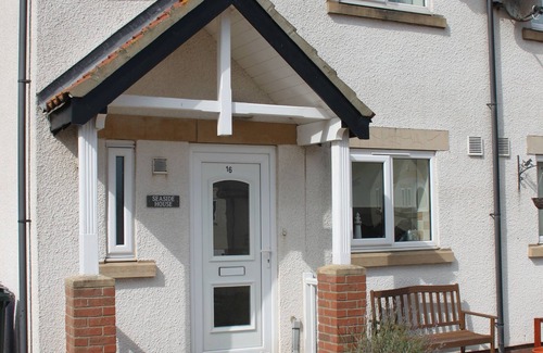 Seahouses House | Seaside House, ideally located on the edge of the coastal village of Seahouses