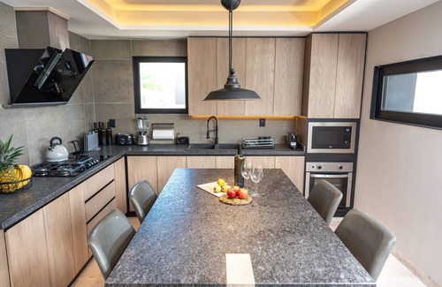 Zona Hotelera House | ⮕ Seaside Oasis Steps Away to Beach w/Private Pool ⬅