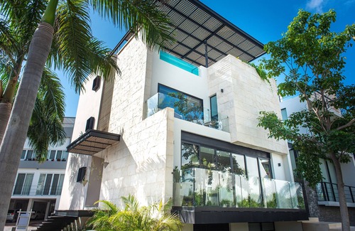 Zona Hotelera House | ⮕ Seaside Oasis Steps Away to Beach w/Private Pool ⬅