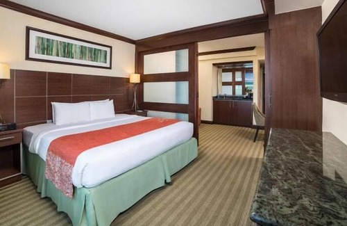 Sunny Isles Beach Resort | Seaside Retreat in this Amazing Property! Stunning City View Room