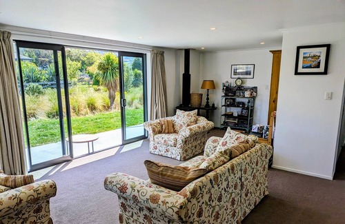 Dunedin House | Seaside Retreat in Blueskin Bay (near Dunedin) - Modern House Nestled in Nature