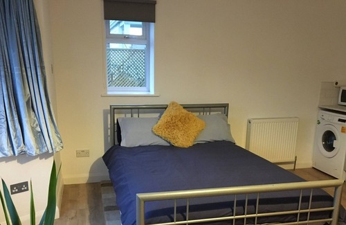 Lancing House | Seaside self contained Apartment, park on drive
