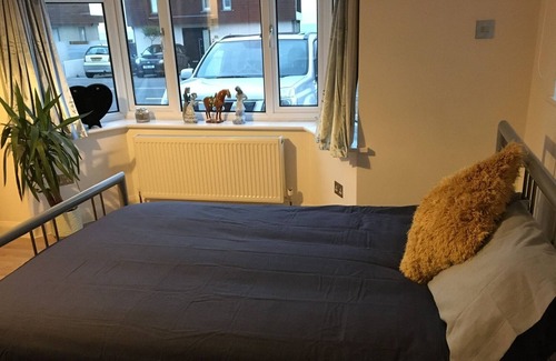 Lancing House | Seaside self contained Apartment, park on drive