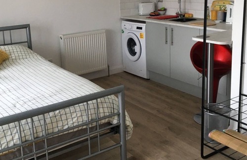 Lancing House | Seaside self contained Apartment, park on drive