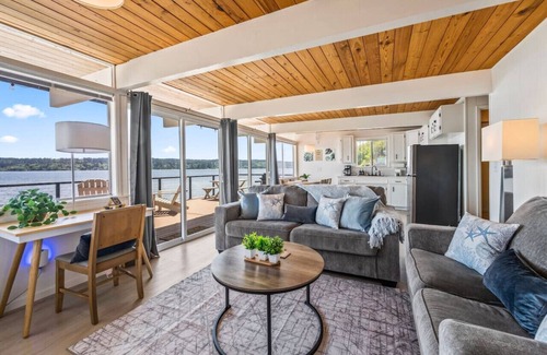 Southworth House | Seaside Serenity Beach Getaway w/kayaks & SUPs!