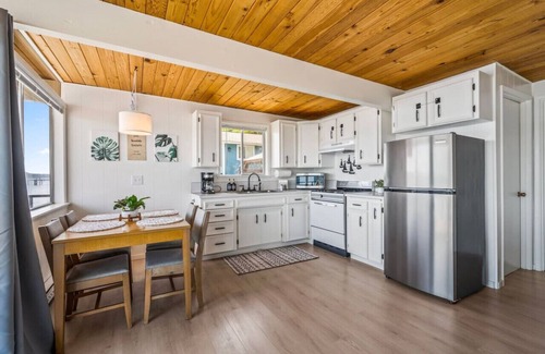 Southworth House | Seaside Serenity Beach Getaway w/kayaks & SUPs!