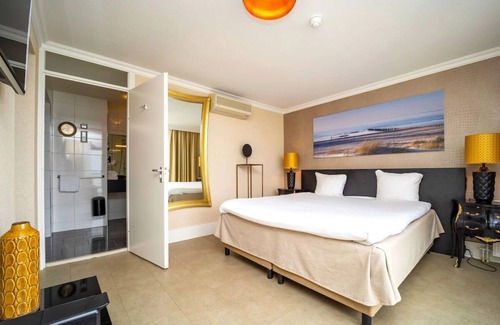 Vlissingen Hotel | Seaside Stay with Panoramic Sea Views & Steps from the Beach! Free Breakfast