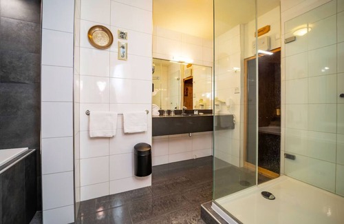 Vlissingen Hotel | Seaside Stay with Panoramic Sea Views & Steps from the Beach! Free Breakfast