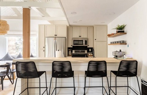 Mammoth Lakes Condo | Season's Four #152 Beautiful mountain retreat to get away from it all!