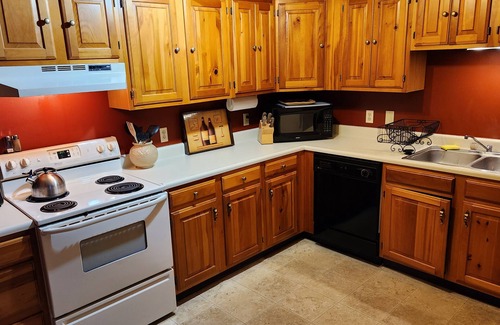Bartlett Condo | Season's Penthouse - Great Location, Family-Friendly!