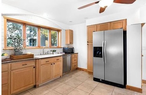Skaneateles House | Seasonally Bustling house in the village of Skaneateles next to the lake