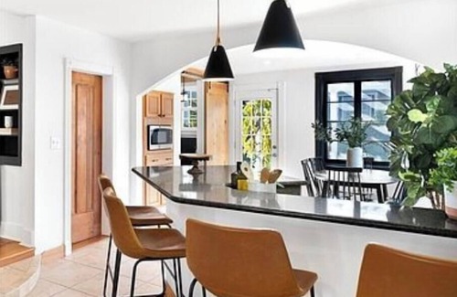 Skaneateles House | Seasonally Bustling house in the village of Skaneateles next to the lake