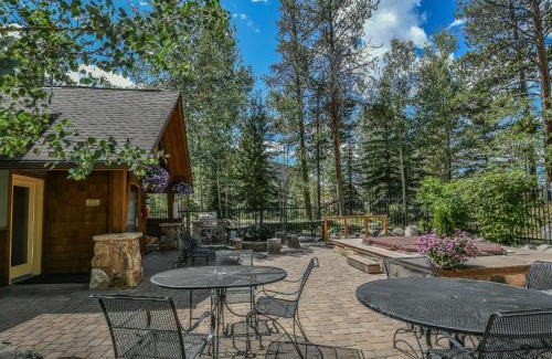 Lakeside Village House | Seasons 1860 by SummitCove Lodging