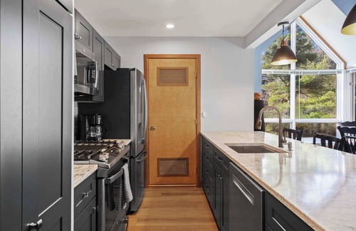 West Dover Condo | Seasons on Mount Snow | Walk Out/Ski Home!