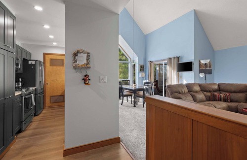 West Dover Condo | Seasons on Mount Snow | Walk Out/Ski Home!