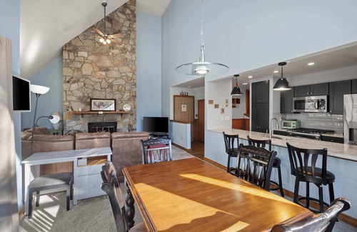 West Dover Condo | Seasons on Mount Snow | Walk Out/Ski Home!
