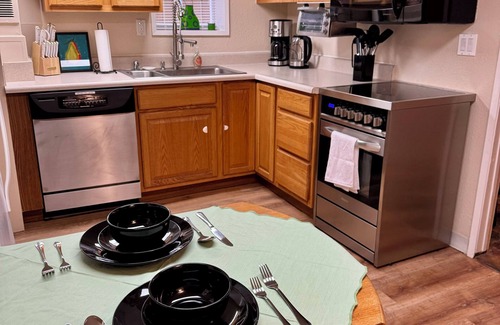 North Queen Anne House | Seattle-Queen Anne 7 BR 3 BA. One Block to Seattle Pacific University.