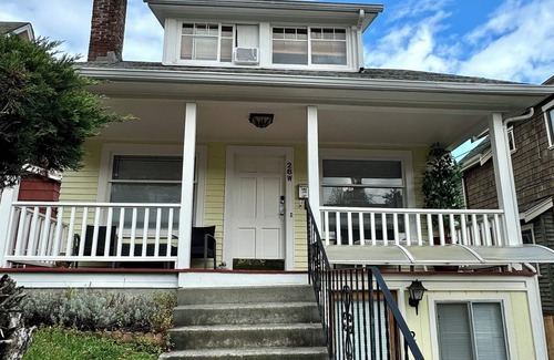 North Queen Anne House | Seattle-Queen Anne 7 BR 3 BA. One Block to Seattle Pacific University.