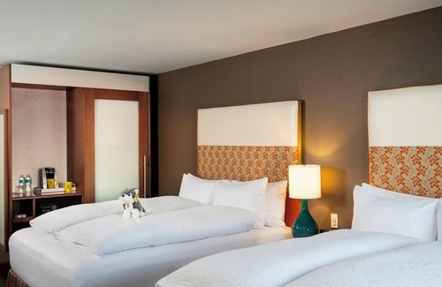 University District Hotel | Seattle Retreat for Perfect for Family Stay | Seasonal Pool Access