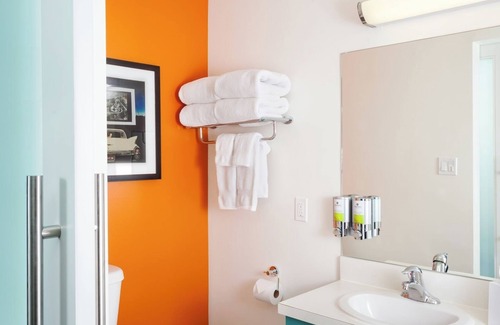 University District Hotel | Seattle Retreat for Perfect for Family Stay | Seasonal Pool Access