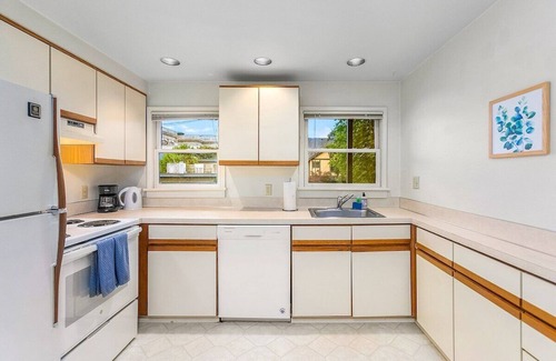 East Queen Anne Apartment | Seattle's Apricot Crown - 87 Walkscore!
