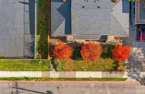 East Queen Anne Apartment | Seattle's Apricot Crown - 87 Walkscore!