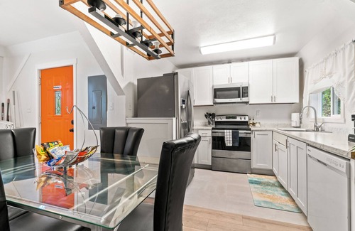 Tukwila House | Seattle's Luxe Retreat w/hot tub, sauna, SPA bath