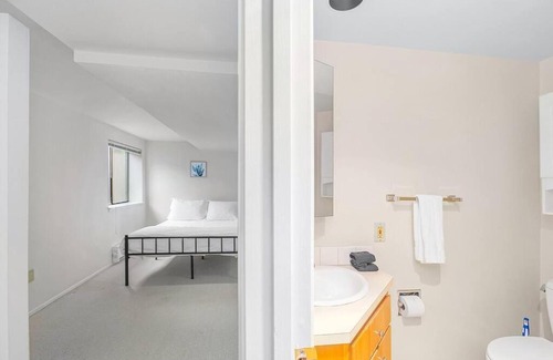 East Queen Anne Apartment | Seattle's Orange Crown - 87 Walkscore!