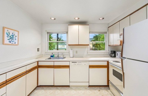 East Queen Anne Apartment | Seattle's Orange Crown - 87 Walkscore!