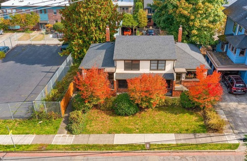 East Queen Anne Apartment | Seattle's Orange Crown - 87 Walkscore!