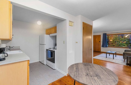 East Queen Anne Apartment | Seattle's Peach Crown - 87 Walkscore!