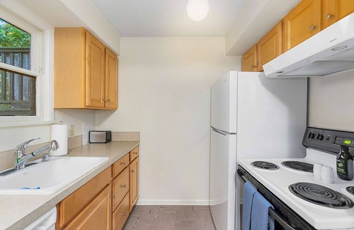 East Queen Anne Apartment | Seattle's Peach Crown - 87 Walkscore!