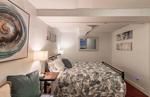 Eastlake Apartment | Seattle Urban Village- Unit B- Lago Vista- Lake Union- Sleeps 6