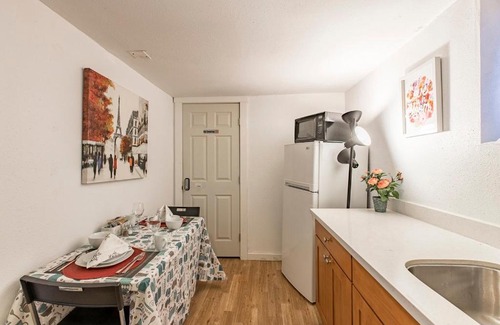 Eastlake Apartment | Seattle Urban Village- Unit B- Lago Vista- Lake Union- Sleeps 6