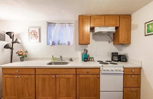 Eastlake Apartment | Seattle Urban Village- Unit B- Lago Vista- Lake Union- Sleeps 6