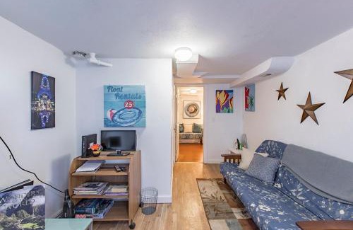 Eastlake Apartment | Seattle Urban Village- Unit B- Lago Vista- Lake Union- Sleeps 6