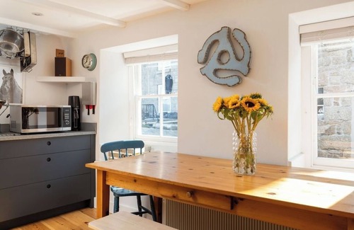 Mousehole Cottage | SeaView-2Br-Sleeps5-Cottage-FastWiFi-WoodBurner