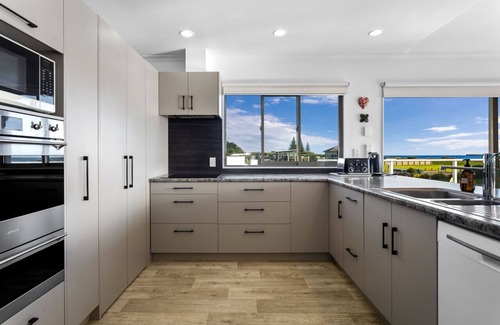 Waiotahi House | Seaview Oasis
