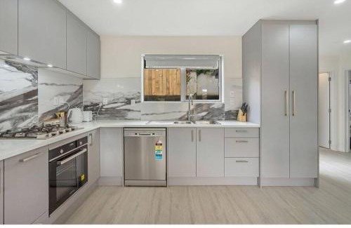 Hillsborough House | Seaviews central with Airport Proximity"