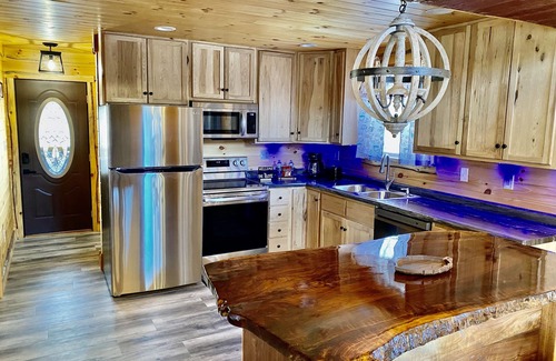 Logan Cabin | Secluded 3 bedroom Log Cabin Kid Friendly In Logan Ohio in Hocking Hills Hot Tub