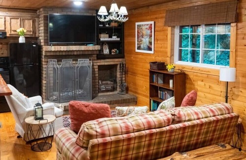 Smithville Cabin | Secluded 3BR 1BA Cabin for Cozy Living
