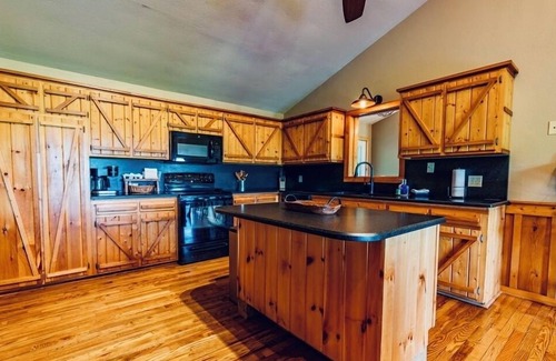 Spruce Pine Cabin | Secluded 3Br/2.5Ba w/Hot Tub & Mountain View!