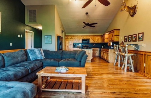 Spruce Pine Cabin | Secluded 3Br/2.5Ba w/Hot Tub & Mountain View!