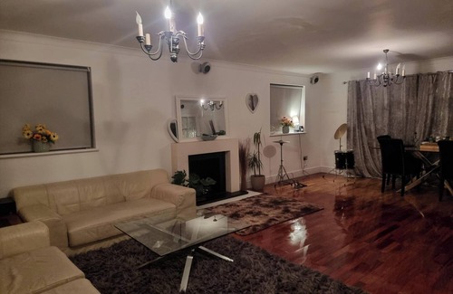 Bickley House | Secluded 4 bedroom house on private road in Chislehurst