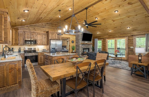 Mineral Bluff Cabin | Secluded 4-BR cabin Sleeps 10, Hot Tub, Pool Table, in enchanting Mineral Bluff