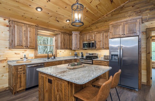 Mineral Bluff Cabin | Secluded 4-BR cabin Sleeps 10, Hot Tub, Pool Table, in enchanting Mineral Bluff
